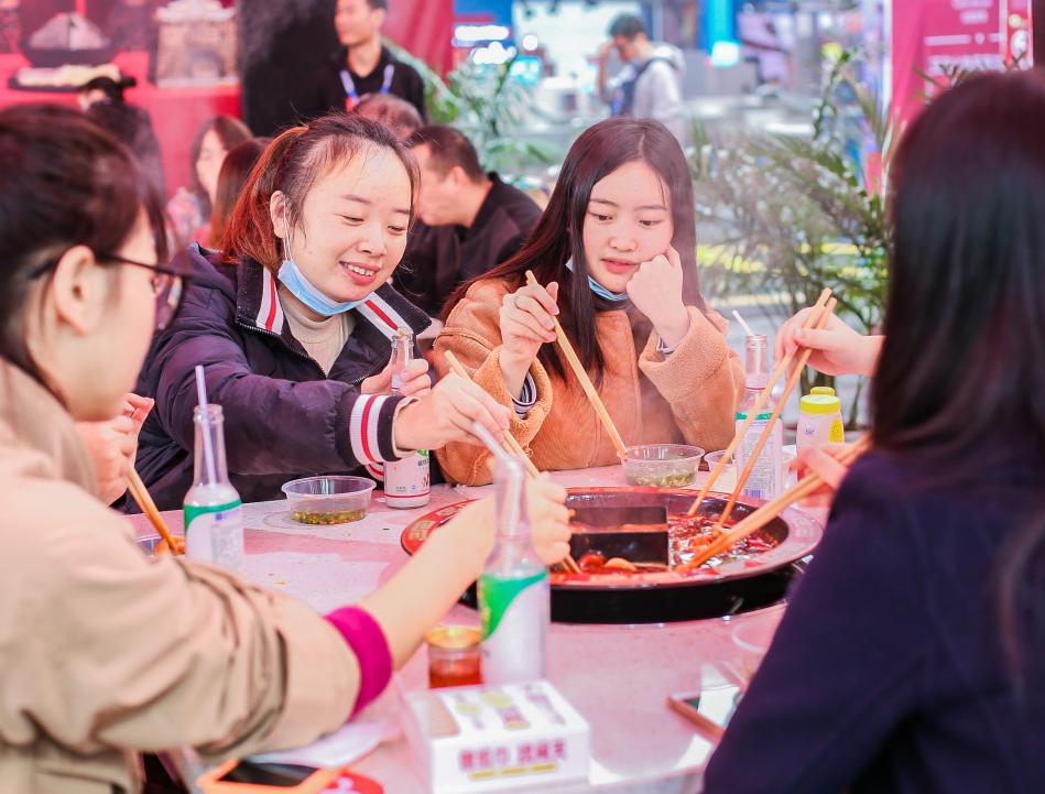 河池開火鍋加盟店，如何服務好顧客的胃？