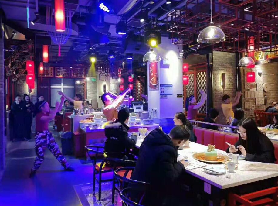 吃火鍋千萬(wàn)別把毛肚倒進(jìn)鍋內(nèi)煮，燙著吃才更脆！