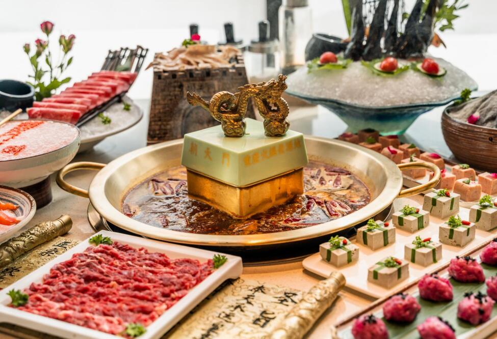 南川開(kāi)火鍋加盟店，如何吸引周?chē)用瘢? /> </p>
<p>那么，如果我們也想在南川某個(gè)街道或者小區(qū)附近開(kāi)一家連鎖<a href='http://www.fan114.com.cn/' target='_blank'>火鍋加盟</a>店的話，如何才能快速吸引周?chē)用裣M(fèi)呢？</p>
<p>1.大張旗鼓地散布開(kāi)業(yè)訊息</p>
<p>一般來(lái)說(shuō)，為了在開(kāi)業(yè)當(dāng)天達(dá)到滿(mǎn)意的銷(xiāo)售額，在火鍋店正式營(yíng)業(yè)之前，我們會(huì)先進(jìn)行鋪墊，在人流量相對(duì)比較集中的時(shí)間段，讓員工去周?chē)^(qū)門(mén)口發(fā)放宣傳單頁(yè)，盡可能地讓開(kāi)業(yè)信息散播出去。并且宣傳的陣仗越大，就越能引起大家的關(guān)注。</p>
<p>如果你只是簡(jiǎn)單地發(fā)發(fā)傳單，來(lái)往行人可能禮貌性地接過(guò)宣傳單頁(yè)，但是轉(zhuǎn)身就扔進(jìn)垃圾桶了，宣傳效果幾乎為零。所以，我們建議各位在發(fā)傳單的時(shí)候也要講究創(chuàng)新，比如可以編一段順口溜或者宣傳口號(hào)，通過(guò)朗朗上口的口號(hào)吸引大家的目光，另外也可以發(fā)一些小禮品，顧客出于禮貌也不會(huì)立馬扔掉宣傳單，而是會(huì)仔細(xì)閱讀一番。</p>
<p>2.聲勢(shì)浩大地策劃開(kāi)業(yè)活動(dòng)</p>
<p>火鍋店前期開(kāi)業(yè)宣傳造勢(shì)，只是為開(kāi)業(yè)撕開(kāi)了一個(gè)缺口，讓人們產(chǎn)生了來(lái)消費(fèi)的想法，而這個(gè)想法最終能否轉(zhuǎn)換成真實(shí)的消費(fèi)數(shù)據(jù)，還得看開(kāi)業(yè)活動(dòng)和當(dāng)日門(mén)店的秩序和安排。開(kāi)業(yè)活動(dòng)的主題是實(shí)惠和熱鬧，所以我們既要定好折扣，又得把氛圍烘托起來(lái)，花籃、橫幅是必不可少的，除此之外還可以在店內(nèi)店外分別安排一些演出，把周?chē)娜罕姸嘉竭@里來(lái)。</p>
<p>當(dāng)然了，當(dāng)天的活動(dòng)氛圍很重要，但是消費(fèi)秩序也很重要，畢竟我們知道開(kāi)業(yè)當(dāng)天門(mén)店的人流量較高，店內(nèi)店外的秩序都需要維護(hù)，如果老板一心投入到后廚的工作中去，而忽視了店內(nèi)秩序的維護(hù)的話，大家將高聲喧嘩，員工也猶如一頭蒼蠅四處亂撞，店內(nèi)一團(tuán)亂麻，看上去亂糟糟的，店外的消費(fèi)者看見(jiàn)此情此景，必然也不會(huì)來(lái)消費(fèi)。</p>
<p>3.限量產(chǎn)品，激活消費(fèi)熱情</p>
<p>上文我們提到的兩點(diǎn)是開(kāi)業(yè)活動(dòng)必不可少的，也是每家火鍋店開(kāi)業(yè)都會(huì)走的兩個(gè)步驟，但是如何產(chǎn)生差異化，達(dá)到更好的宣傳效果，聚集更高的消費(fèi)人氣呢？我們還得打造亮點(diǎn)。對(duì)于消費(fèi)者來(lái)說(shuō)，麻辣的火鍋吃了很多，無(wú)論是味道還是服務(wù)，亦或是環(huán)境都大同小異，如果火鍋店沒(méi)有特色細(xì)節(jié)的話，也很難轉(zhuǎn)換消費(fèi)者。</p>
<p>但是如果我們利用消費(fèi)者對(duì)稀缺產(chǎn)品的好奇心理，將會(huì)打造緊迫感，消除顧客的猶豫。開(kāi)業(yè)前一周每日限量推出重磅產(chǎn)品的話，將能很好地激活顧客的消費(fèi)熱情，比如限量發(fā)售20份特色<a href='http://www.fan114.com.cn/dishes/201911136.html' target='_blank'>毛肚</a>，或者50份大刀腰片，制造產(chǎn)品的稀缺感，讓顧客產(chǎn)生爭(zhēng)分奪秒的緊缺感，從而能快速地產(chǎn)生消費(fèi)，甚至對(duì)于一些未如愿以?xún)敵缘?a href='http://www.fan114.com.cn/dishes/' target='_blank'>特色菜品</a>的顧客來(lái)說(shuō)，他們還會(huì)二次、三次消費(fèi)，直到達(dá)成目的為止。</p>
<p>以上就是<a href='http://www.fan114.com.cn/' target='_blank'>朝天門(mén)火鍋</a>的相關(guān)分享了，希望能對(duì)你有所幫助，如有其它疑問(wèn)，可給我們留言，一起交流學(xué)習(xí)！</p><p><strong>推薦閱讀:</strong></p>
					<p><a href=