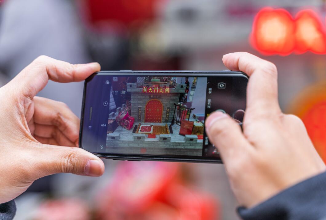 怎樣用短視頻打造網(wǎng)紅火鍋店？我?guī)湍阆肓怂恼校? /> </p>
<p>1、請(qǐng)吃播和美食達(dá)人來試吃</p>
<p>明星擁有很高的流量，但一般的火鍋店是請(qǐng)不起明星的，那就可以找專門的網(wǎng)紅、吃播來試吃。讓他們分析味道、菜品、介紹特色，粉絲越高的吃播、網(wǎng)紅，其成本就越高，但帶來的效益卻十分不錯(cuò)，尤其在一二線城市。</p>
<p>此外，從短視頻的播放量來分析，以優(yōu)惠、價(jià)格為主題的短視頻往往能博得高流量，如“花XXX元吃到九盤菜”、“XXX元吃到十二盤肉食材”，就算不提火鍋店的名字，其播放量就可達(dá)百萬，主打高性價(jià)比的，市井火鍋在這方面相當(dāng)吃香。</p>
<p>2、餐廳內(nèi)拍段子</p>
<p>有趣的劇情人們都愛看，很多火鍋店專門成立了短視頻小組，招編劇、攝影師、演員（部分火鍋店是員工自己當(dāng)演員），讓他們?cè)陂T店表演，增加門店的曝光量，其內(nèi)容包含反轉(zhuǎn)、搞笑、情感、鄉(xiāng)村。不知名的火鍋店如果內(nèi)容做得好，一個(gè)視頻也有機(jī)會(huì)獲得幾十萬的播放量。因此企業(yè)在招人時(shí)，編劇十分重要，要找對(duì)平臺(tái)內(nèi)容推送有了解、研究的人來做。</p>
<p>3、廚師長分享實(shí)用技巧</p>
<p>在2021年，諸多的美食博主憑借一手好廚藝紅遍大江南北，其實(shí)火鍋店中也可以把廚師長打造成熱門IP，讓他分享火鍋的冷知識(shí)，辟謠火鍋傳聞，不愿意露臉的廚師長也可親自上手教大家做菜、做<a href='http://www.fan114.com.cn/pot/' target='_blank'>火鍋底料</a>，甚至是秀刀工。</p>
<p>4、餐廳有美女或招兼職模特</p>
<p>美女是短視頻博流量簡單、有效的手段，火鍋店可以專門招一個(gè)形象氣質(zhì)出色的女生來參與拍攝，如果不愿意長期花錢的火鍋店也可找兼職模特、演員來表演。內(nèi)容可以是火鍋店員追女生、火鍋店員搭訕、女生跳舞等等。</p>
<p>肯花錢的公司來做短視頻是能夠做起來的，如果覺得成本太高，也可以將短視頻的任務(wù)專門外包給專業(yè)的短視頻公司，這就需要老板與他們好好談價(jià)錢了。以上就是<a href='http://www.fan114.com.cn/' target='_blank'>朝天門火鍋</a>的相關(guān)分享，希望對(duì)你有所幫助，如果有其他疑問，可以給我們留言，一起探討、學(xué)習(xí)！</p><p><strong>推薦閱讀:</strong></p>
					<p><a href=