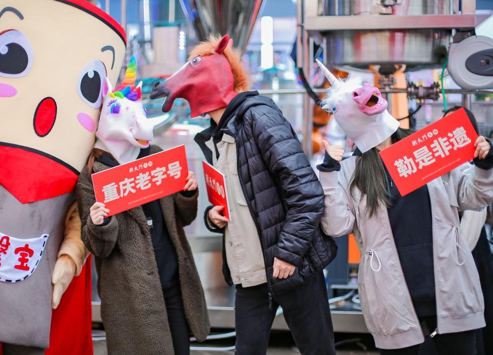 唱歌、換裝、劇本殺，火鍋店們玩起了哪些“跨界”？