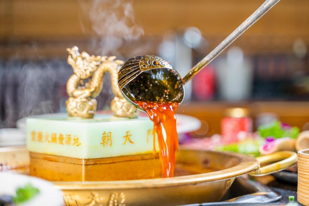 南派火鍋油碟燙毛肚，北派火鍋麻醬涮羊肉