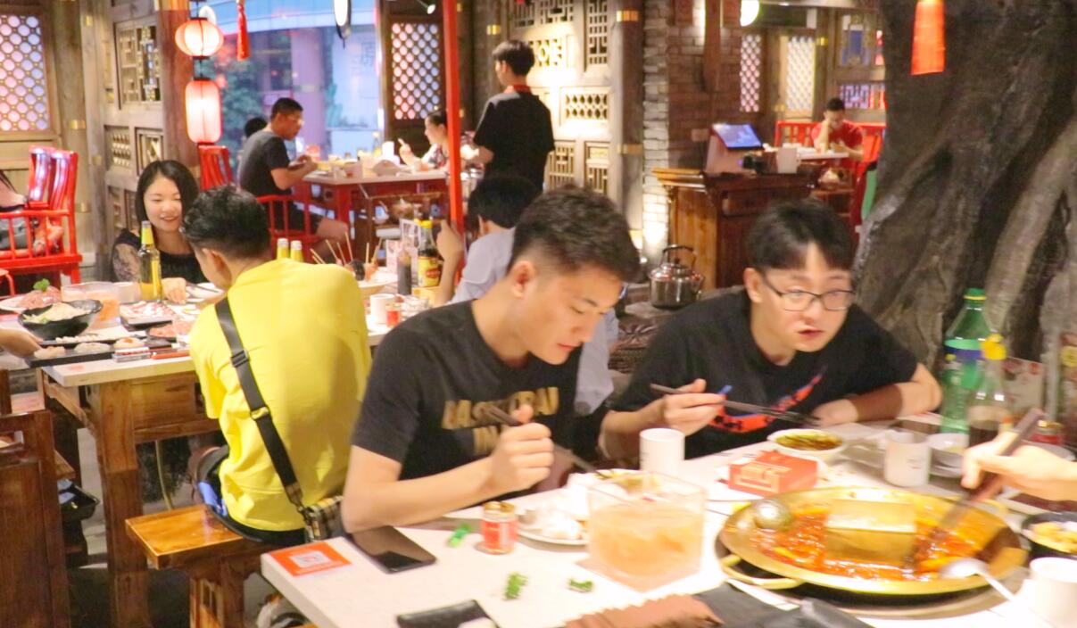 為什么干餐飲這么難？火鍋加盟有何優勢？